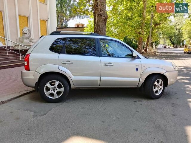 Сірий Хендай Туксон, об'ємом двигуна 2 л та пробігом 277 тис. км за 8000 $, фото 5 на Automoto.ua