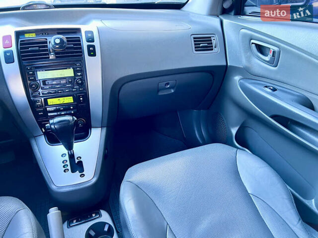 Сірий Хендай Туксон, об'ємом двигуна 2 л та пробігом 215 тис. км за 7350 $, фото 23 на Automoto.ua