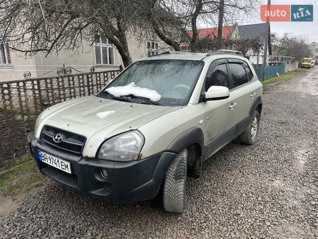 Серый Хендай Туксон, объемом двигателя 2 л и пробегом 270 тыс. км за 4300 $, фото 1 на Automoto.ua