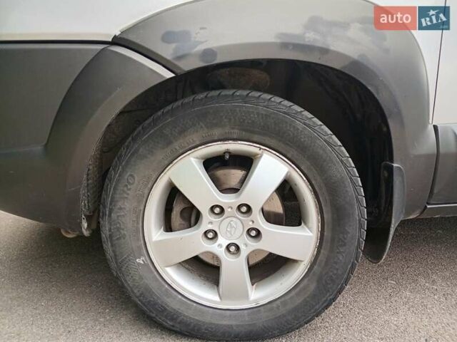 Сірий Хендай Туксон, об'ємом двигуна 1.99 л та пробігом 252 тис. км за 7000 $, фото 39 на Automoto.ua