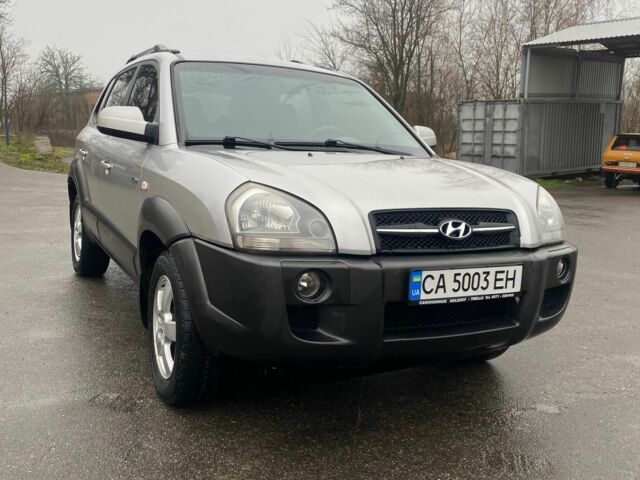 Серый Хендай Туксон, объемом двигателя 2 л и пробегом 189 тыс. км за 6700 $, фото 1 на Automoto.ua
