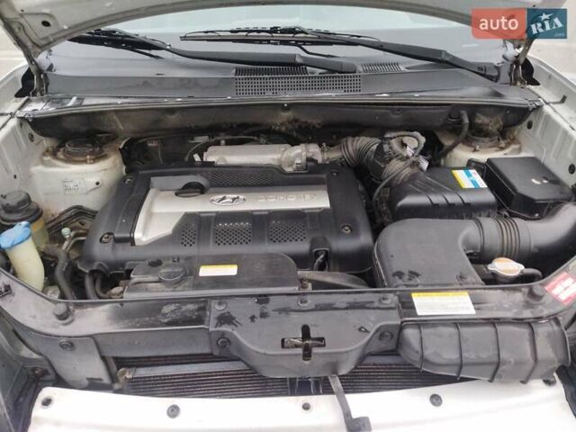Серый Хендай Туксон, объемом двигателя 1.98 л и пробегом 278 тыс. км за 5300 $, фото 16 на Automoto.ua