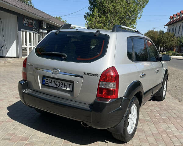 Сірий Хендай Туксон, об'ємом двигуна 1.98 л та пробігом 280 тис. км за 6700 $, фото 4 на Automoto.ua