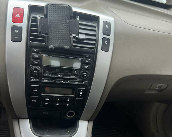 Серый Хендай Туксон, объемом двигателя 2 л и пробегом 270 тыс. км за 4300 $, фото 6 на Automoto.ua