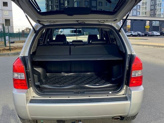 Сірий Хендай Туксон, об'ємом двигуна 2 л та пробігом 245 тис. км за 6500 $, фото 5 на Automoto.ua