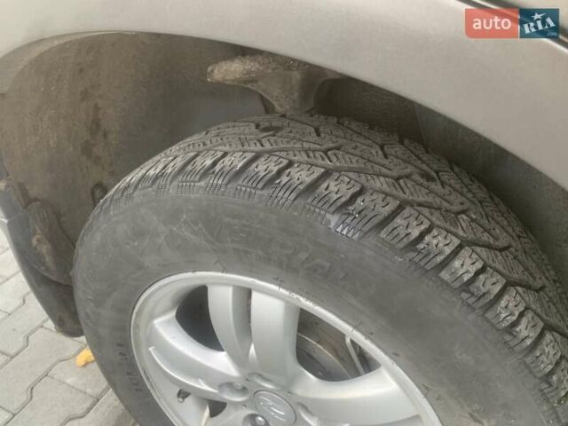 Серый Хендай Туксон, объемом двигателя 1.98 л и пробегом 215 тыс. км за 7500 $, фото 7 на Automoto.ua