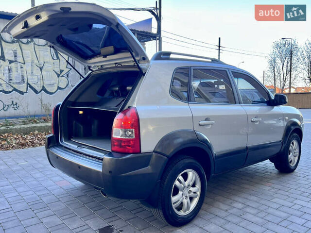 Сірий Хендай Туксон, об'ємом двигуна 2 л та пробігом 215 тис. км за 7350 $, фото 74 на Automoto.ua