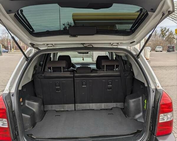 Сірий Хендай Туксон, об'ємом двигуна 2 л та пробігом 251 тис. км за 6999 $, фото 19 на Automoto.ua