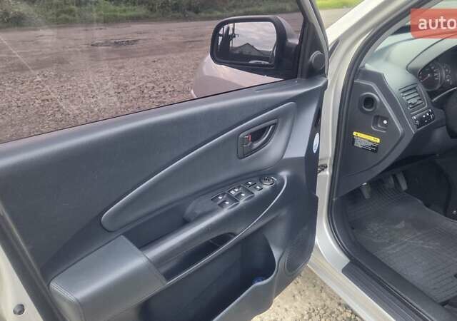Хендай Туксон 2006 в Тячеве на Automoto.ua Серый Хендай Туксон, объемом двигателя 1.98 л и пробегом 192 тыс. км за 6950 $, фото 18 на Automoto.ua