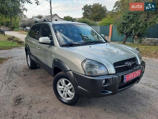 Сірий Хендай Туксон, об'ємом двигуна 2 л та пробігом 197 тис. км за 7800 $, фото 1 на Automoto.ua