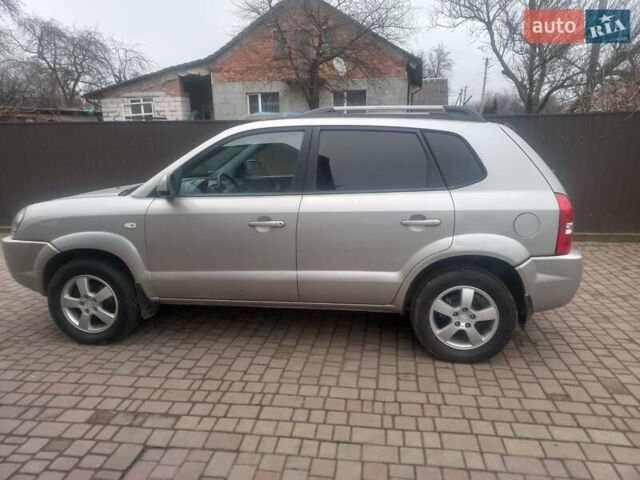 Серый Хендай Туксон, объемом двигателя 2 л и пробегом 226 тыс. км за 6200 $, фото 2 на Automoto.ua