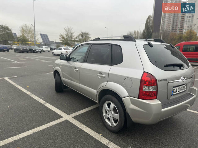 Серый Хендай Туксон, объемом двигателя 1.98 л и пробегом 175 тыс. км за 7800 $, фото 7 на Automoto.ua