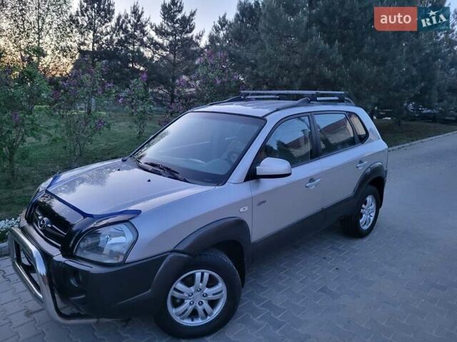 Серый Хендай Туксон, объемом двигателя 2 л и пробегом 257 тыс. км за 7800 $, фото 2 на Automoto.ua