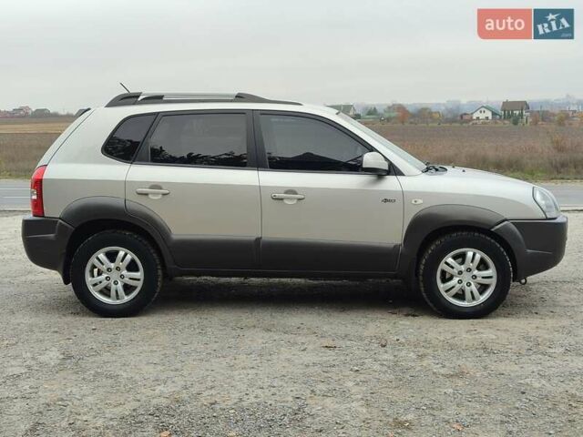 Серый Хендай Туксон, объемом двигателя 1.99 л и пробегом 210 тыс. км за 7900 $, фото 5 на Automoto.ua