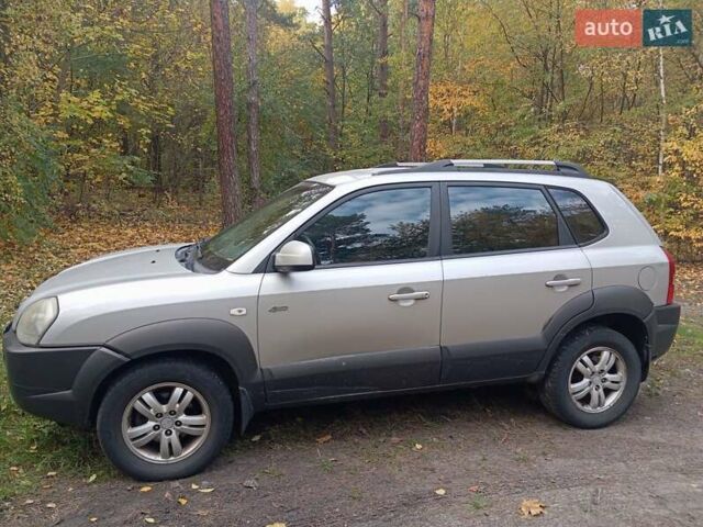 Серый Хендай Туксон, объемом двигателя 1.98 л и пробегом 312 тыс. км за 6000 $, фото 8 на Automoto.ua