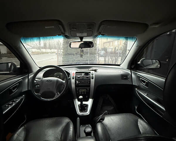 Серый Хендай Туксон, объемом двигателя 1.98 л и пробегом 193 тыс. км за 6500 $, фото 8 на Automoto.ua