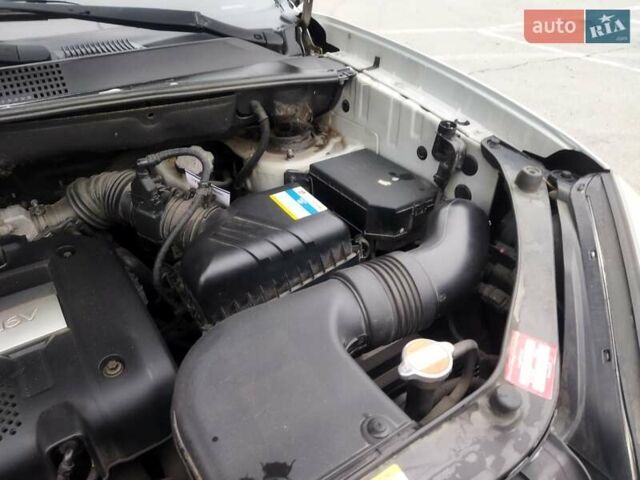 Серый Хендай Туксон, объемом двигателя 1.98 л и пробегом 278 тыс. км за 5300 $, фото 18 на Automoto.ua