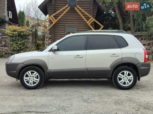 Серый Хендай Туксон, объемом двигателя 1.99 л и пробегом 210 тыс. км за 7900 $, фото 1 на Automoto.ua