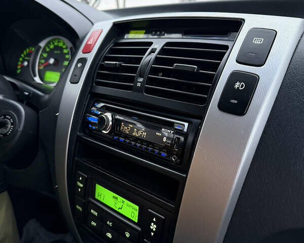 Серый Хендай Туксон, объемом двигателя 2 л и пробегом 231 тыс. км за 6999 $, фото 16 на Automoto.ua