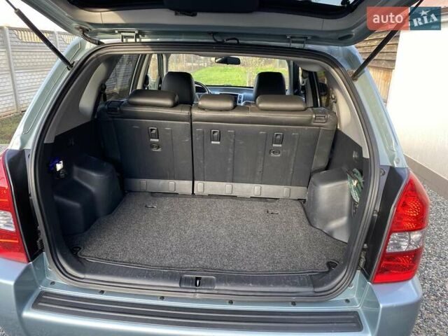 Серый Хендай Туксон, объемом двигателя 1.98 л и пробегом 220 тыс. км за 8500 $, фото 7 на Automoto.ua