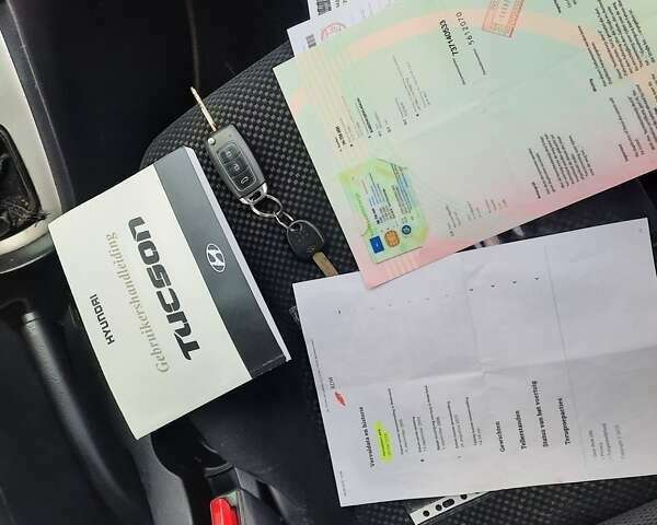 Сірий Хендай Туксон, об'ємом двигуна 2 л та пробігом 197 тис. км за 7800 $, фото 108 на Automoto.ua