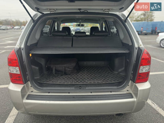 Серый Хендай Туксон, объемом двигателя 1.98 л и пробегом 175 тыс. км за 7800 $, фото 11 на Automoto.ua