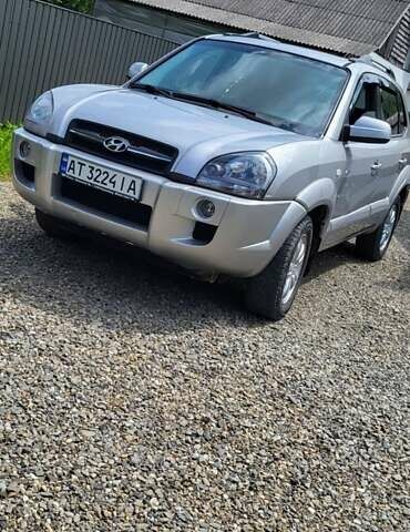 Серый Хендай Туксон, объемом двигателя 2 л и пробегом 260 тыс. км за 7000 $, фото 2 на Automoto.ua