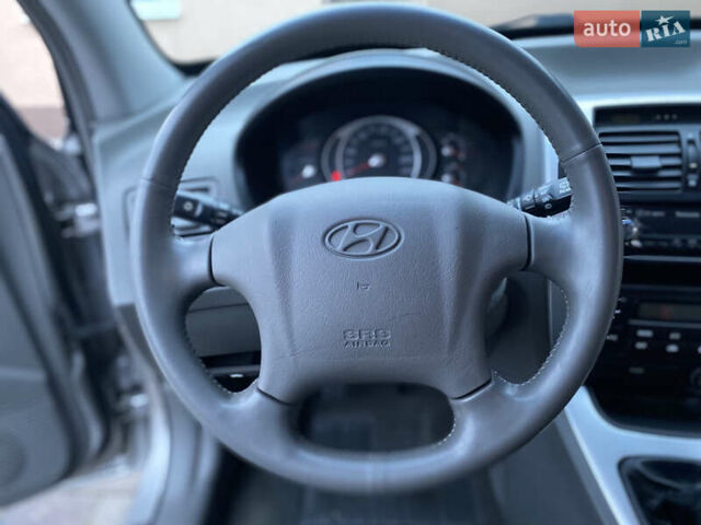 Сірий Хендай Туксон, об'ємом двигуна 2 л та пробігом 105 тис. км за 6990 $, фото 10 на Automoto.ua