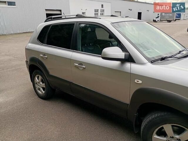 Сірий Хендай Туксон, об'ємом двигуна 1.99 л та пробігом 252 тис. км за 7000 $, фото 1 на Automoto.ua