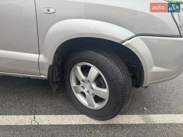Серый Хендай Туксон, объемом двигателя 1.98 л и пробегом 175 тыс. км за 7800 $, фото 2 на Automoto.ua