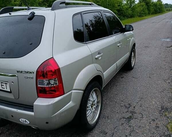 Серый Хендай Туксон, объемом двигателя 1.99 л и пробегом 222 тыс. км за 7800 $, фото 2 на Automoto.ua