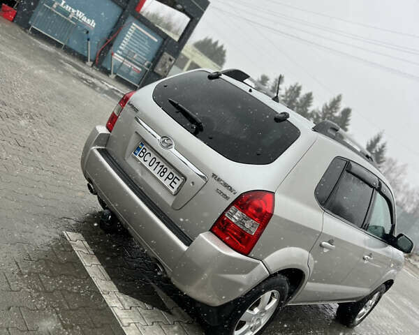 Сірий Хендай Туксон, об'ємом двигуна 1.99 л та пробігом 252 тис. км за 6700 $, фото 12 на Automoto.ua