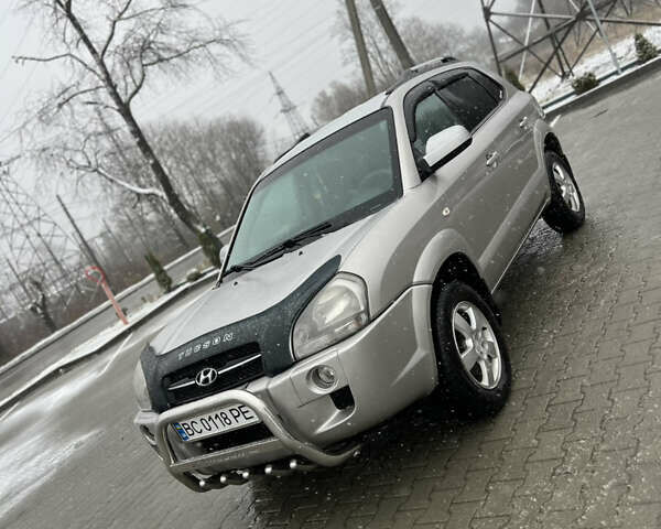Сірий Хендай Туксон, об'ємом двигуна 1.99 л та пробігом 252 тис. км за 6700 $, фото 2 на Automoto.ua