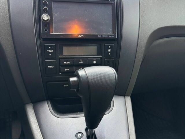 Сірий Хендай Туксон, об'ємом двигуна 2 л та пробігом 240 тис. км за 7500 $, фото 10 на Automoto.ua