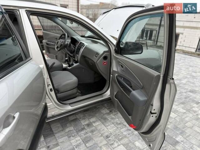 Серый Хендай Туксон, объемом двигателя 1.98 л и пробегом 252 тыс. км за 6950 $, фото 12 на Automoto.ua