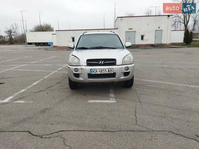 Серый Хендай Туксон, объемом двигателя 1.98 л и пробегом 278 тыс. км за 5300 $, фото 4 на Automoto.ua