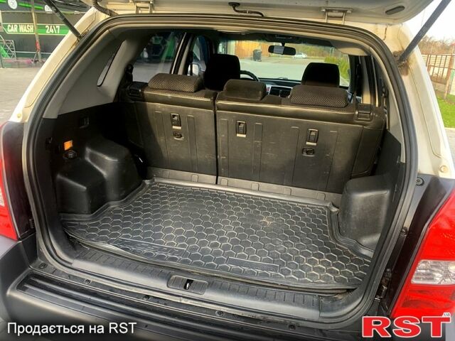 Серый Хендай Туксон, объемом двигателя 2 л и пробегом 215 тыс. км за 7500 $, фото 4 на Automoto.ua