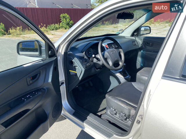 Серый Хендай Туксон, объемом двигателя 2 л и пробегом 140 тыс. км за 8100 $, фото 5 на Automoto.ua