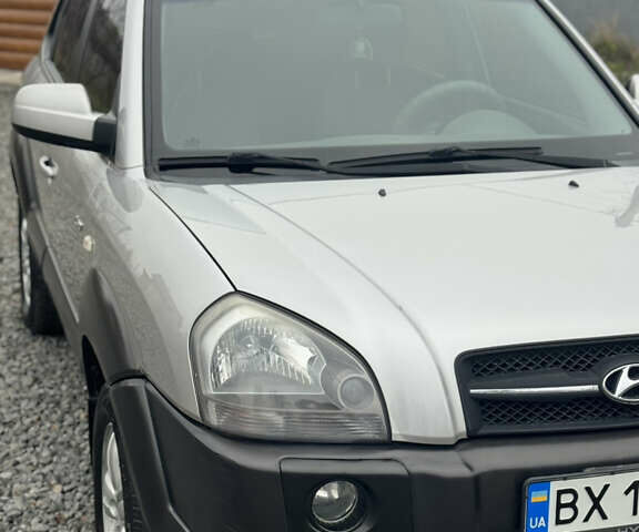 Серый Хендай Туксон, объемом двигателя 1.98 л и пробегом 241 тыс. км за 7000 $, фото 60 на Automoto.ua
