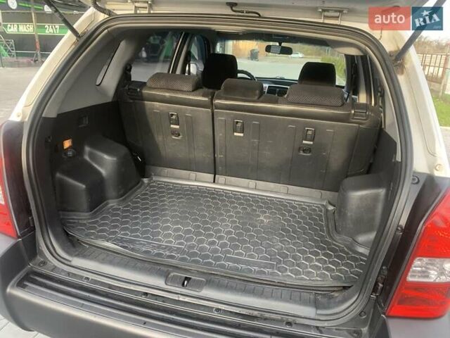 Серый Хендай Туксон, объемом двигателя 1.98 л и пробегом 215 тыс. км за 7500 $, фото 4 на Automoto.ua