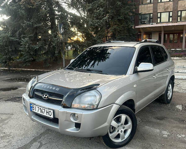 Серый Хендай Туксон, объемом двигателя 1.98 л и пробегом 220 тыс. км за 7800 $, фото 2 на Automoto.ua