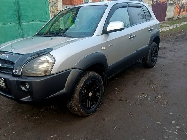 Сірий Хендай Туксон, об'ємом двигуна 2 л та пробігом 300 тис. км за 7000 $, фото 5 на Automoto.ua