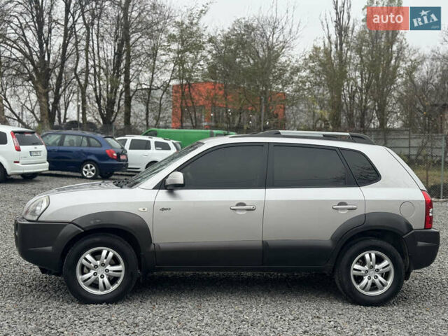 Серый Хендай Туксон, объемом двигателя 1.98 л и пробегом 241 тыс. км за 7000 $, фото 16 на Automoto.ua