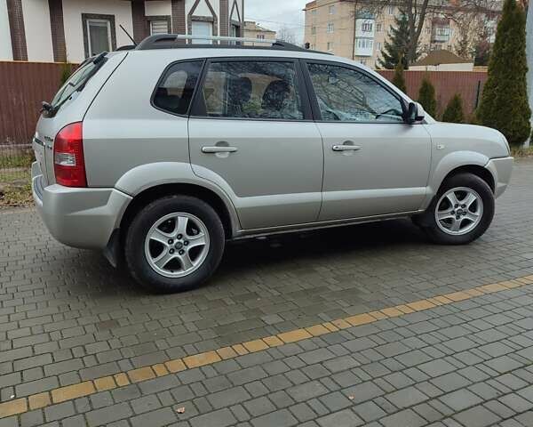 Серый Хендай Туксон, объемом двигателя 1.99 л и пробегом 178 тыс. км за 6700 $, фото 4 на Automoto.ua