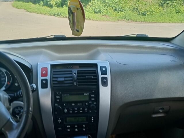 Сірий Хендай Туксон, об'ємом двигуна 2 л та пробігом 270 тис. км за 7000 $, фото 4 на Automoto.ua