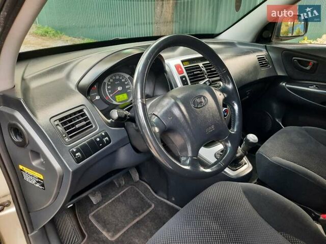 Сірий Хендай Туксон, об'ємом двигуна 2 л та пробігом 197 тис. км за 7800 $, фото 49 на Automoto.ua