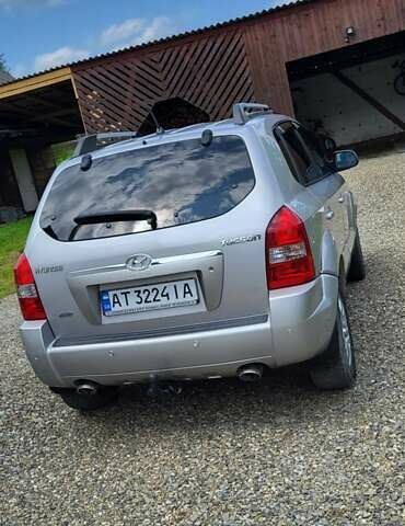 Серый Хендай Туксон, объемом двигателя 2 л и пробегом 260 тыс. км за 7000 $, фото 4 на Automoto.ua