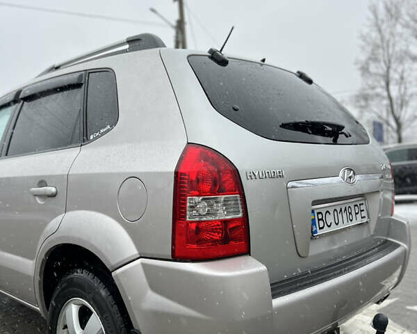 Сірий Хендай Туксон, об'ємом двигуна 1.99 л та пробігом 252 тис. км за 6700 $, фото 6 на Automoto.ua