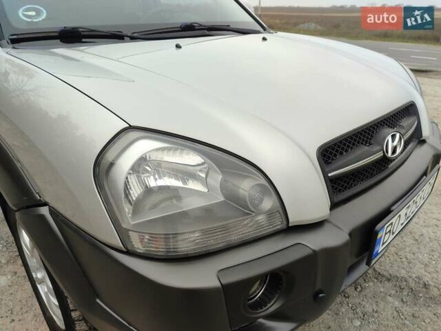 Серый Хендай Туксон, объемом двигателя 1.99 л и пробегом 210 тыс. км за 7900 $, фото 10 на Automoto.ua