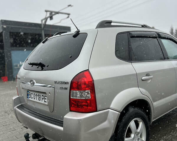 Сірий Хендай Туксон, об'ємом двигуна 1.99 л та пробігом 252 тис. км за 6700 $, фото 8 на Automoto.ua